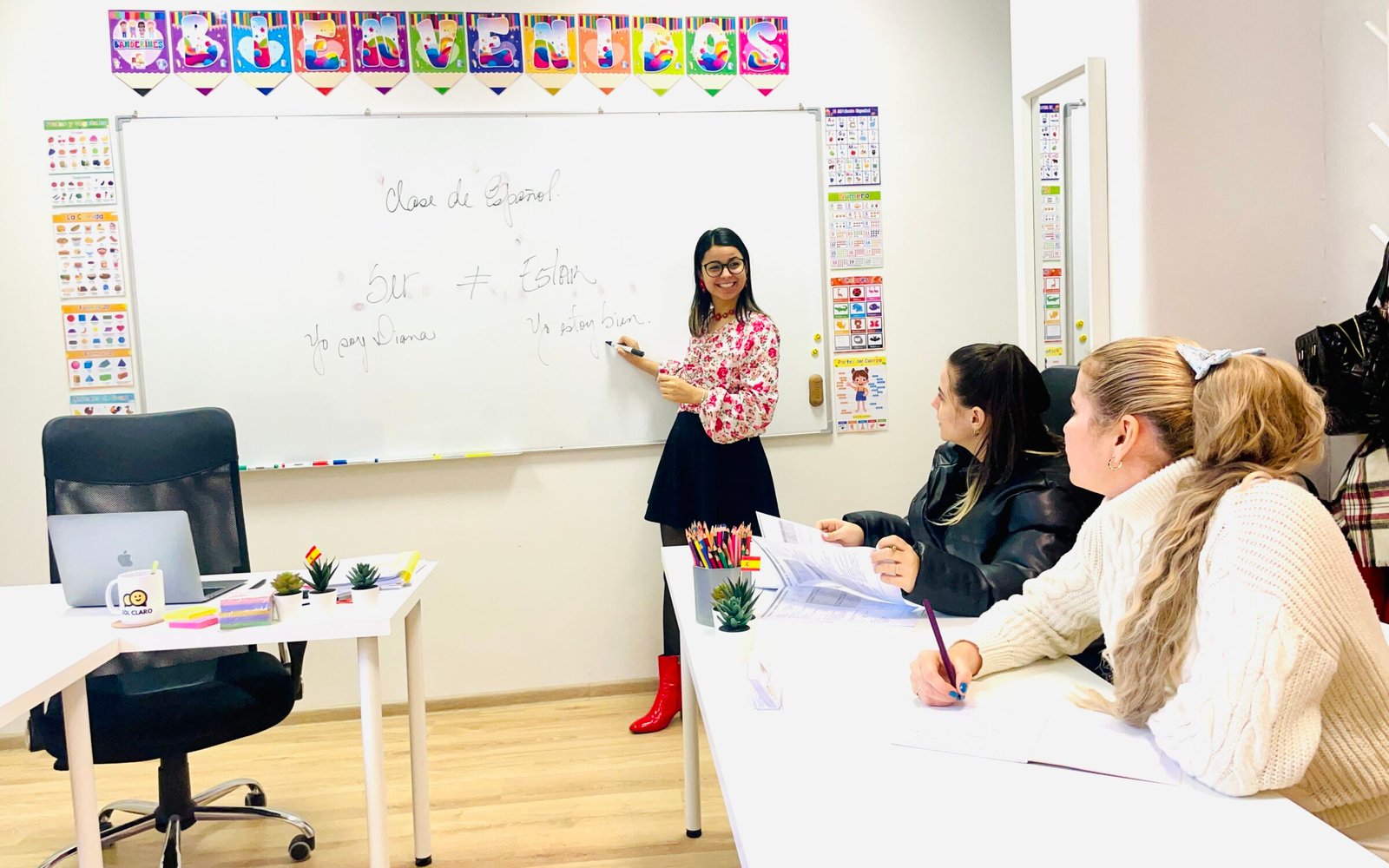 Una profesora de Sol Claro dando una clase de español en nuestra aula de Vilna
