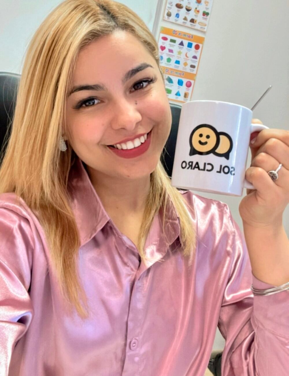 La fundadora de Sol Claro con una taza de Sol Claro